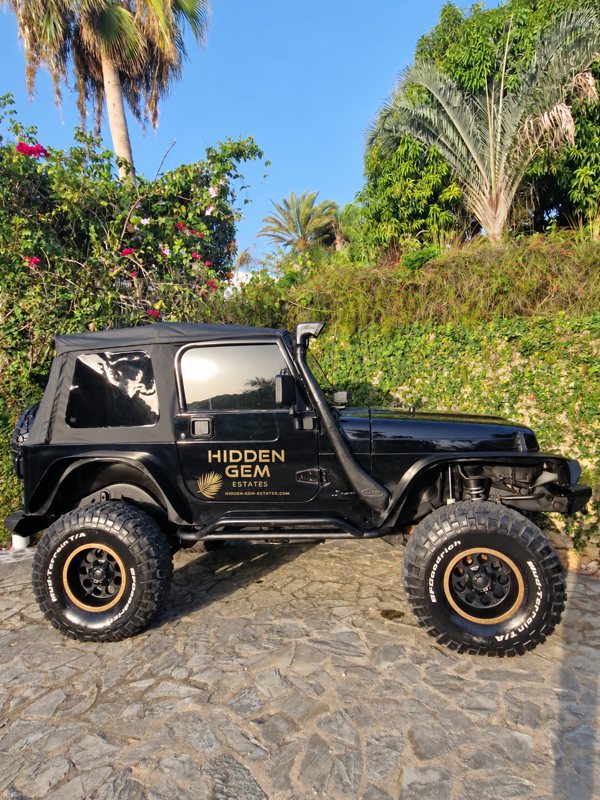 Jeep rotulado con la marca Hidden Gem Estates